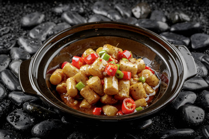 黑色砂锅装的锅烧长山药图片