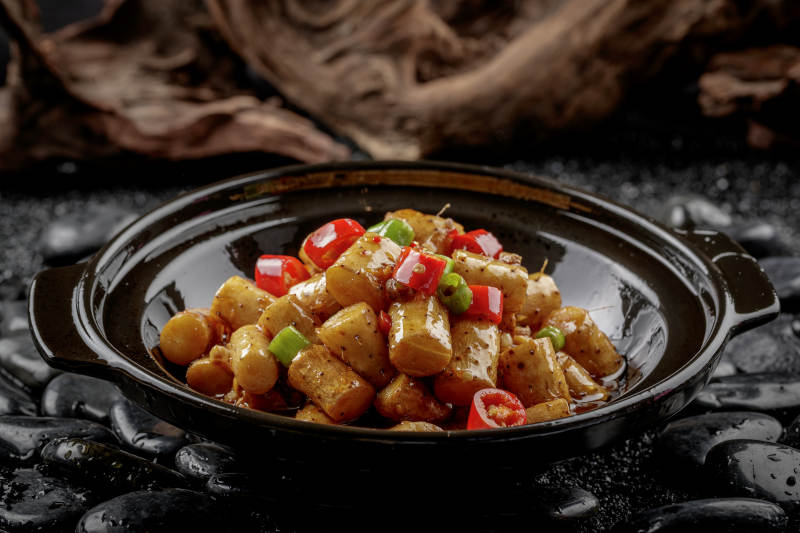 黑色砂锅装的锅烧长山药图片