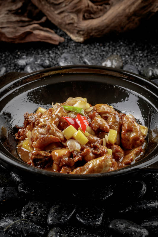 黑色砂锅装的锅烧鸡图片