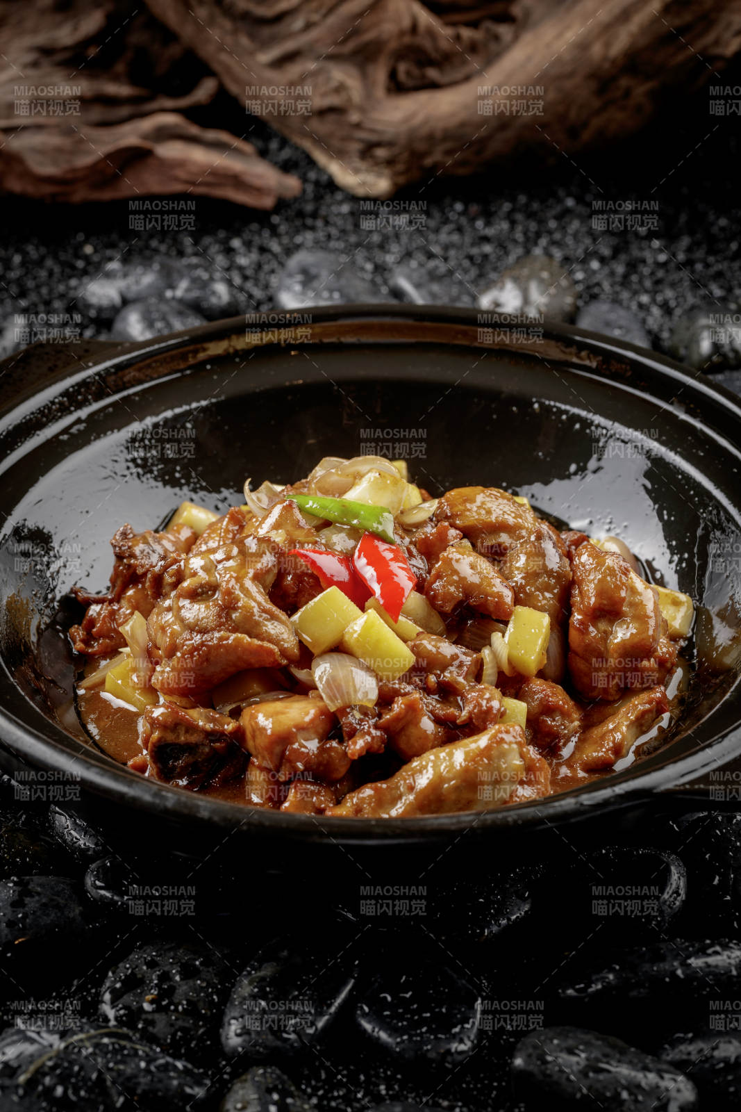 黑色砂锅装的锅烧鸡图片