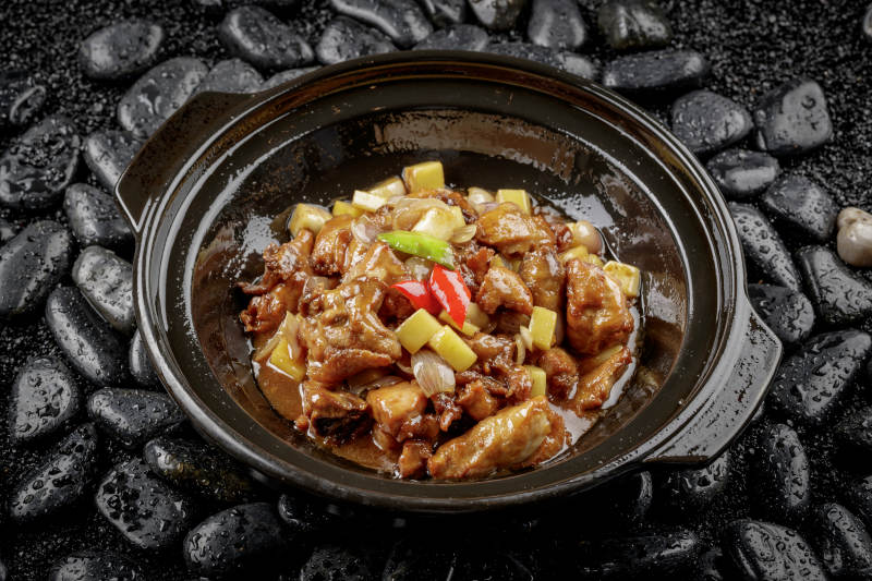 黑色砂锅装的锅烧鸡图片