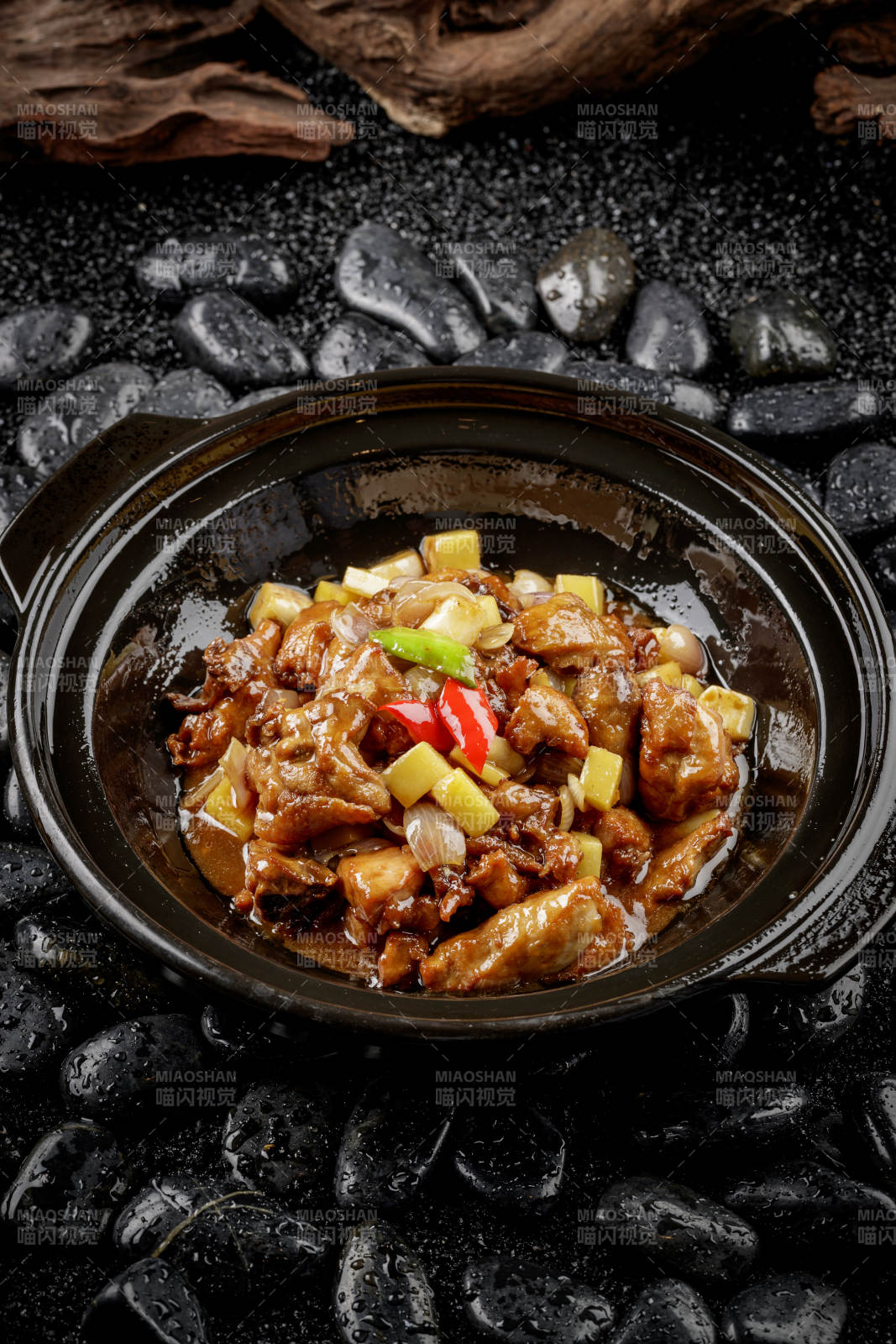 黑色砂锅装的锅烧鸡图片