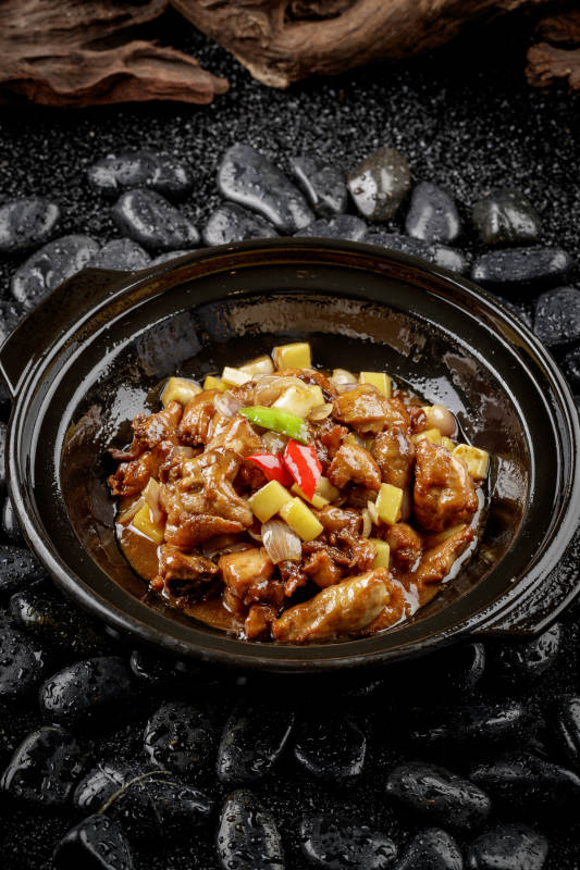 黑色砂锅装的锅烧鸡图片