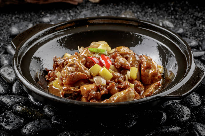 黑色砂锅装的锅烧鸡图片