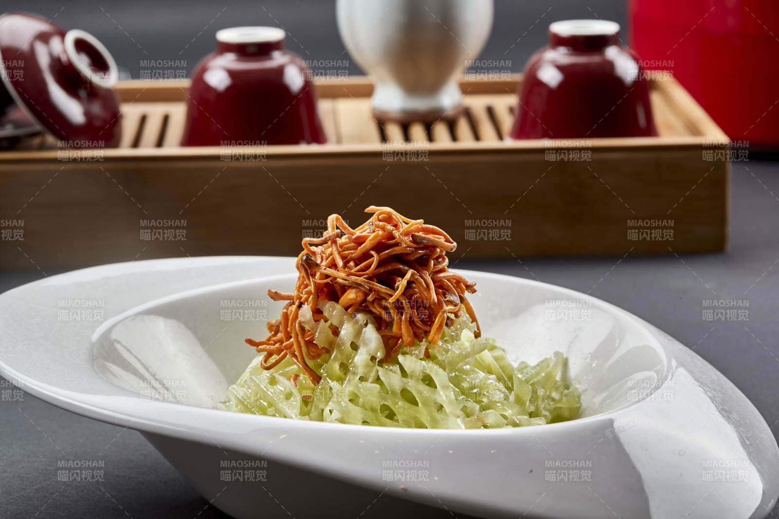 精美凉菜凉拌芦笋配虫草花图片