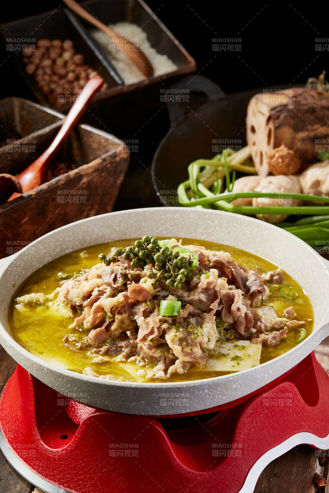 椒麻酸汤肥牛炖豆腐图片