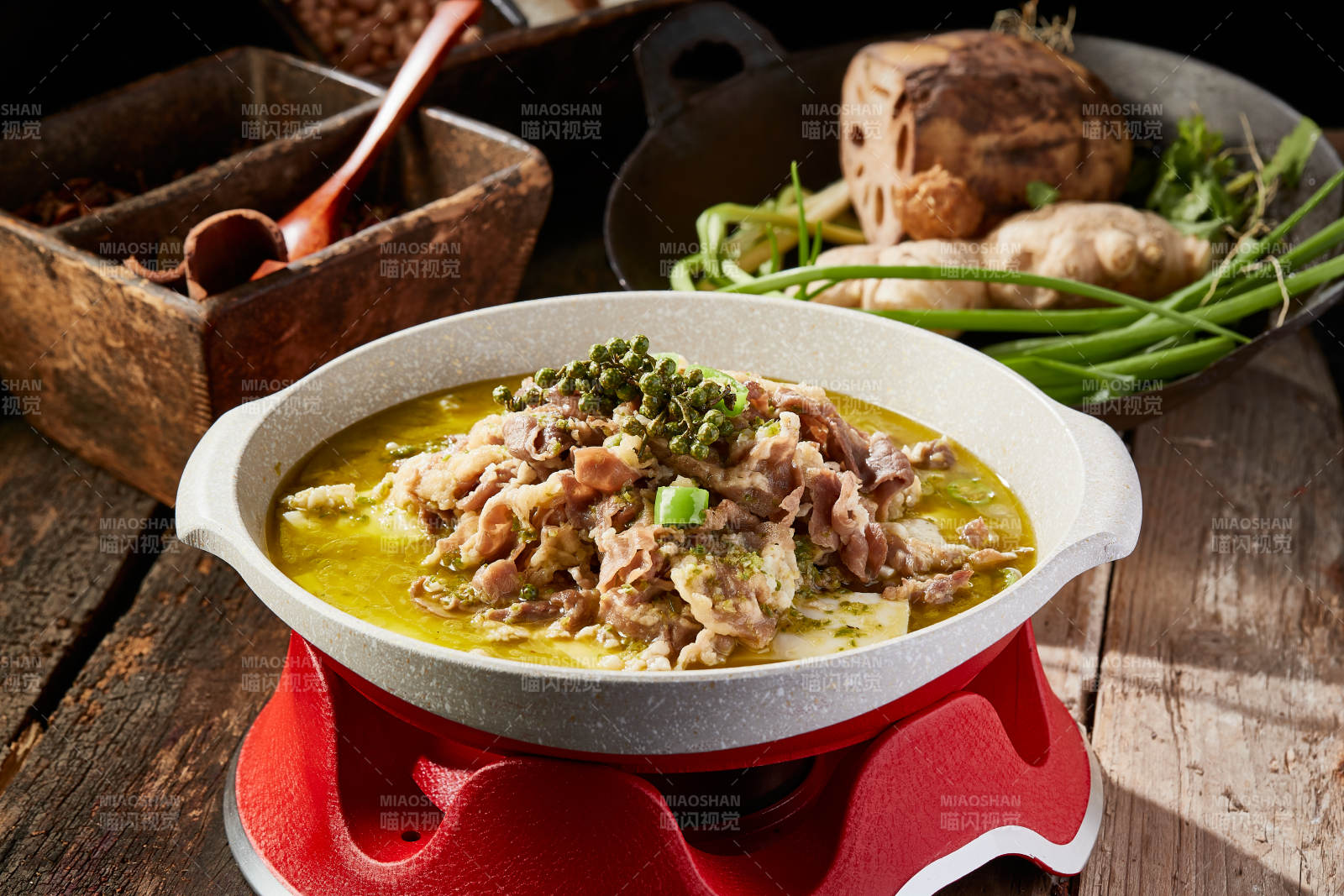 椒麻酸汤肥牛炖豆腐图片