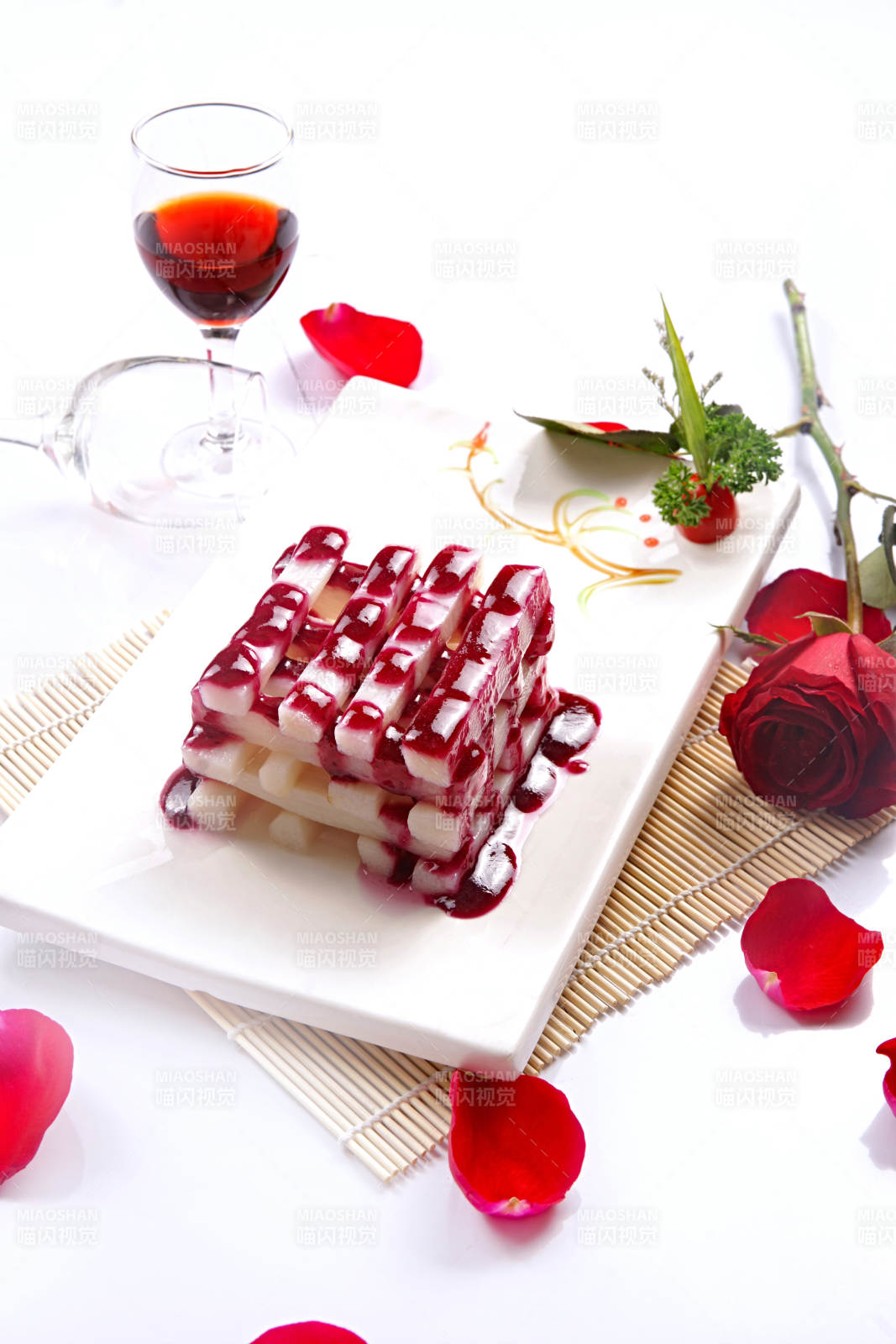 瓷盘装的蓝莓山药图片