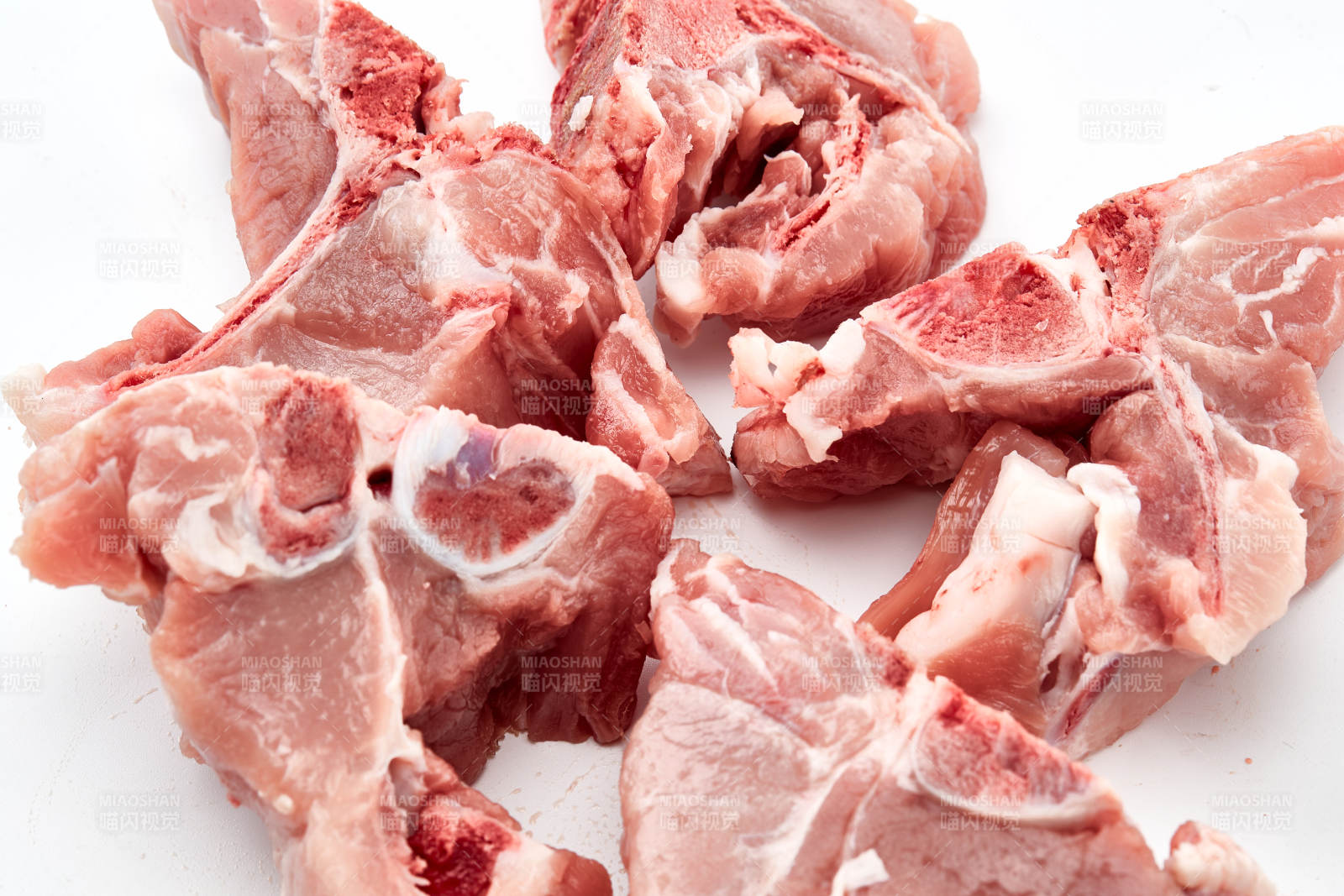 检疫合格的屠宰生鲜猪肉图片