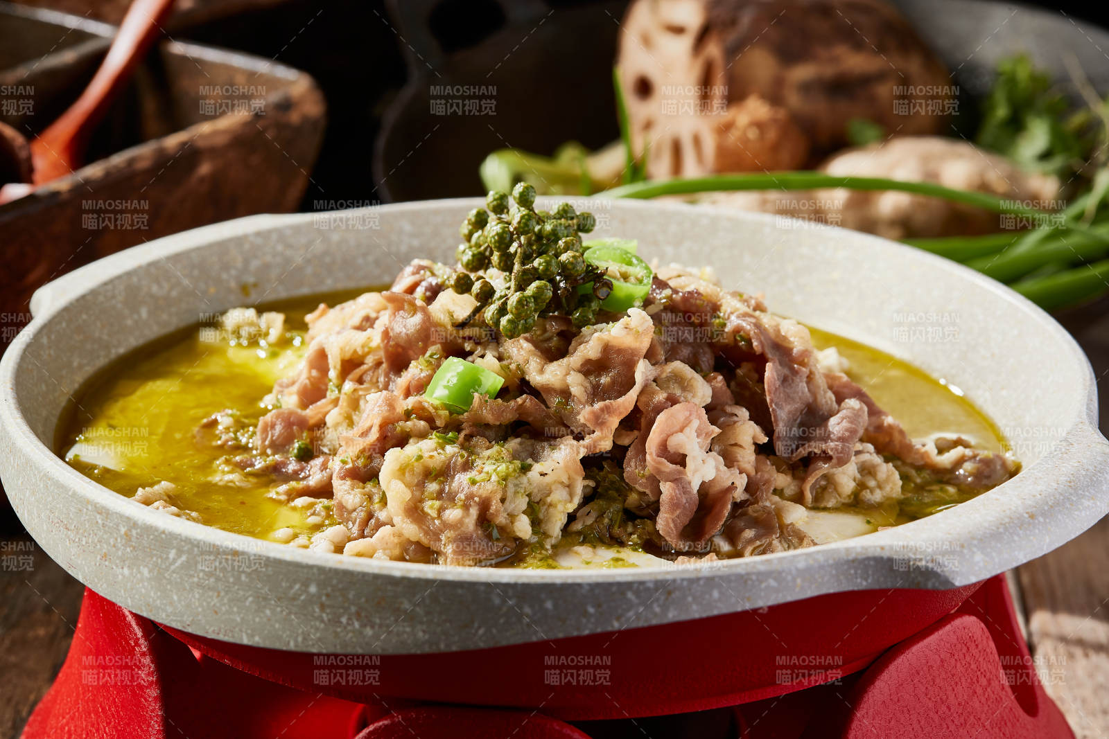 椒麻酸汤肥牛炖豆腐图片