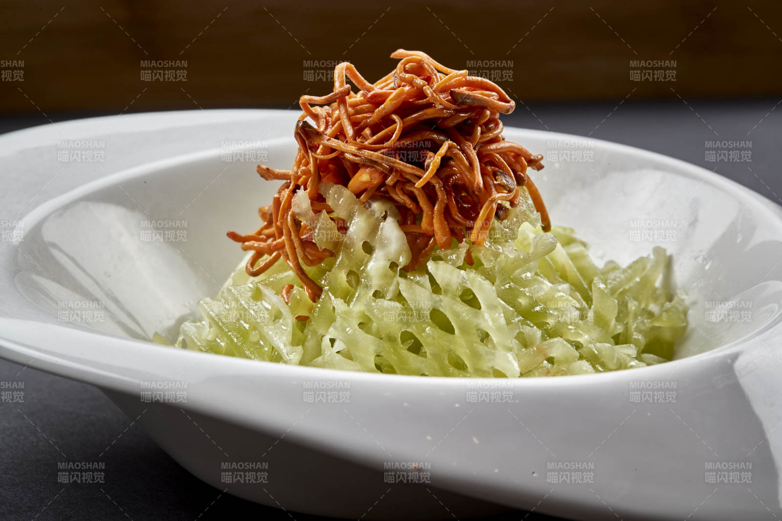 精美凉菜凉拌芦笋配虫草花图片