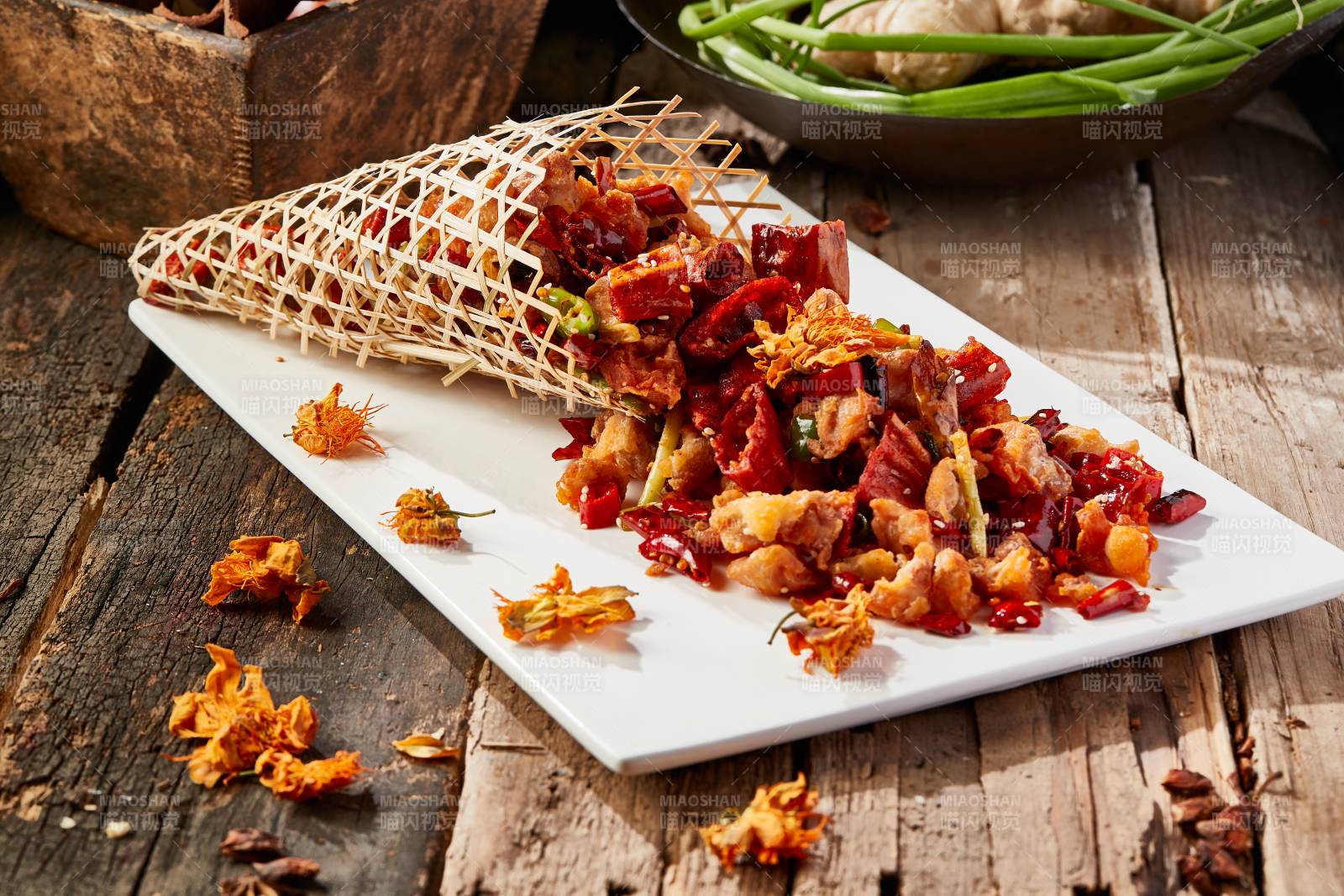 金莲花竹楼辣炒鸡脆骨图片