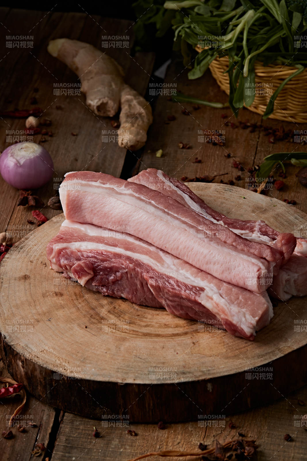检疫合格的屠宰生鲜猪肉图片