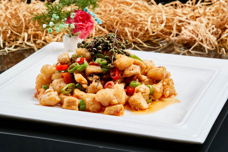 白色瓷盘装的的椒麻鸡丁图片