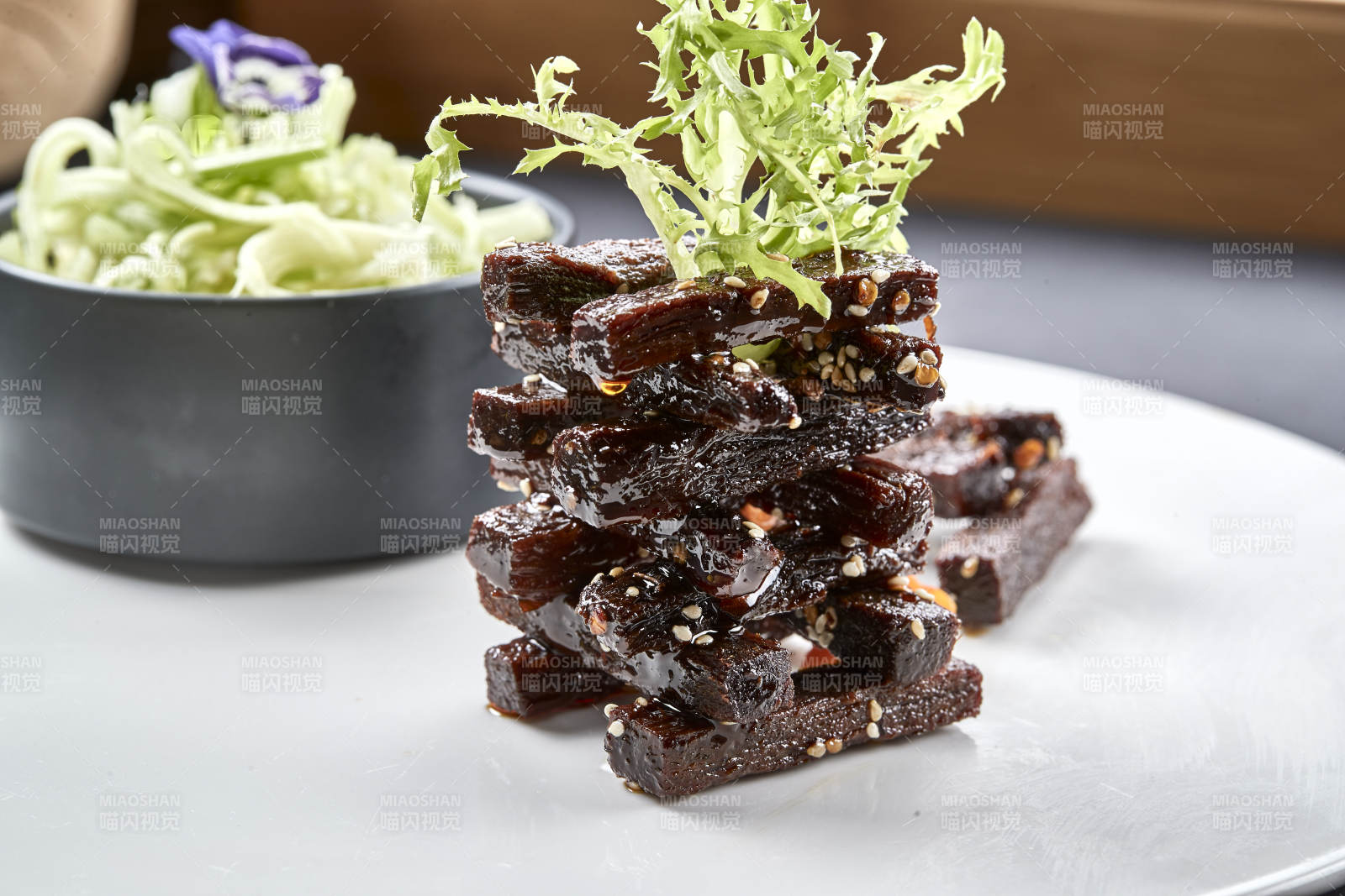 精美凉菜酱熏腌渍牛瓜条图片