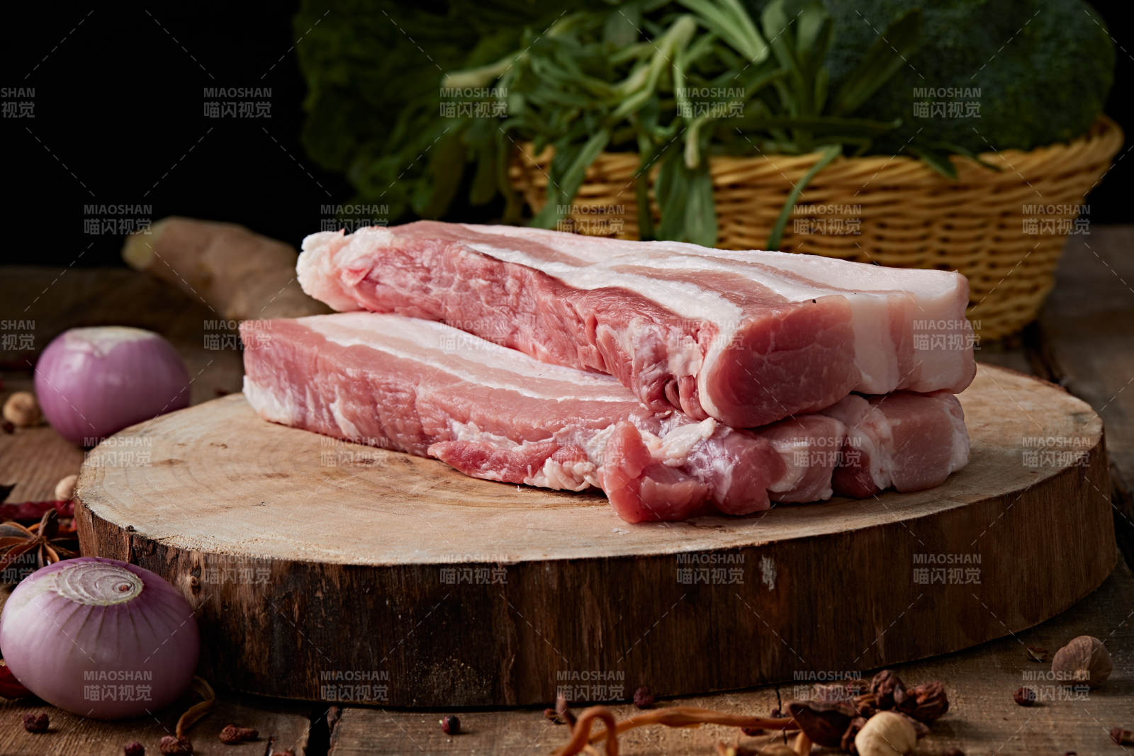 检疫合格的屠宰生鲜猪肉图片