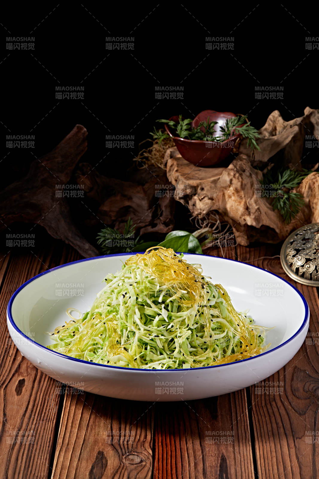 海蜇丝凉拌包菜图片