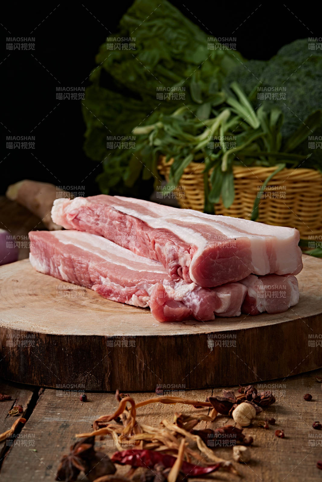 检疫合格的屠宰生鲜猪肉图片