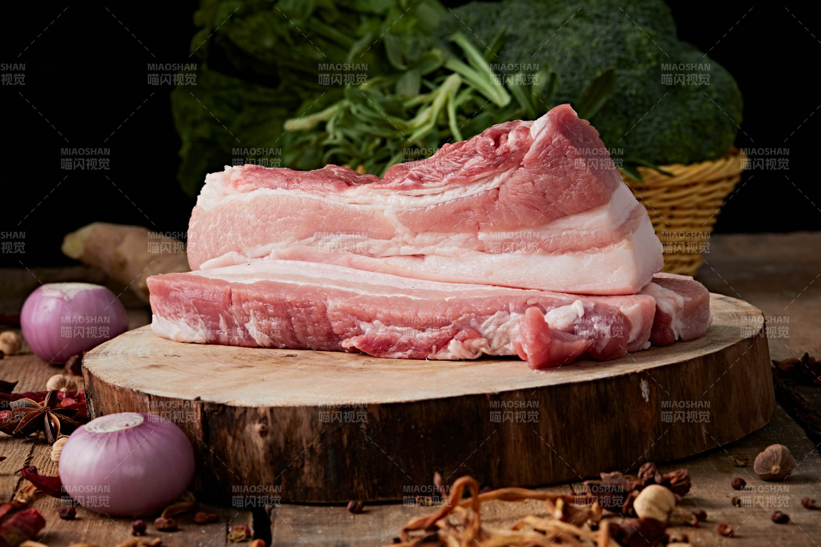 检疫合格的屠宰生鲜猪肉图片