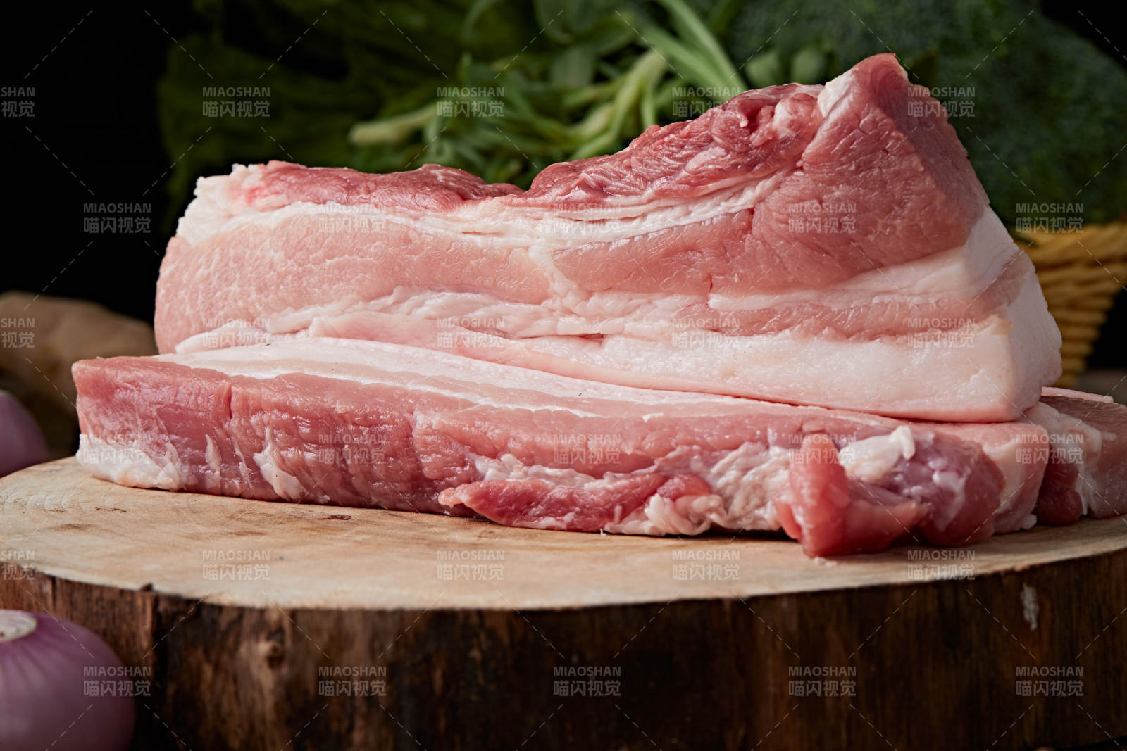 检疫合格的屠宰生鲜猪肉图片