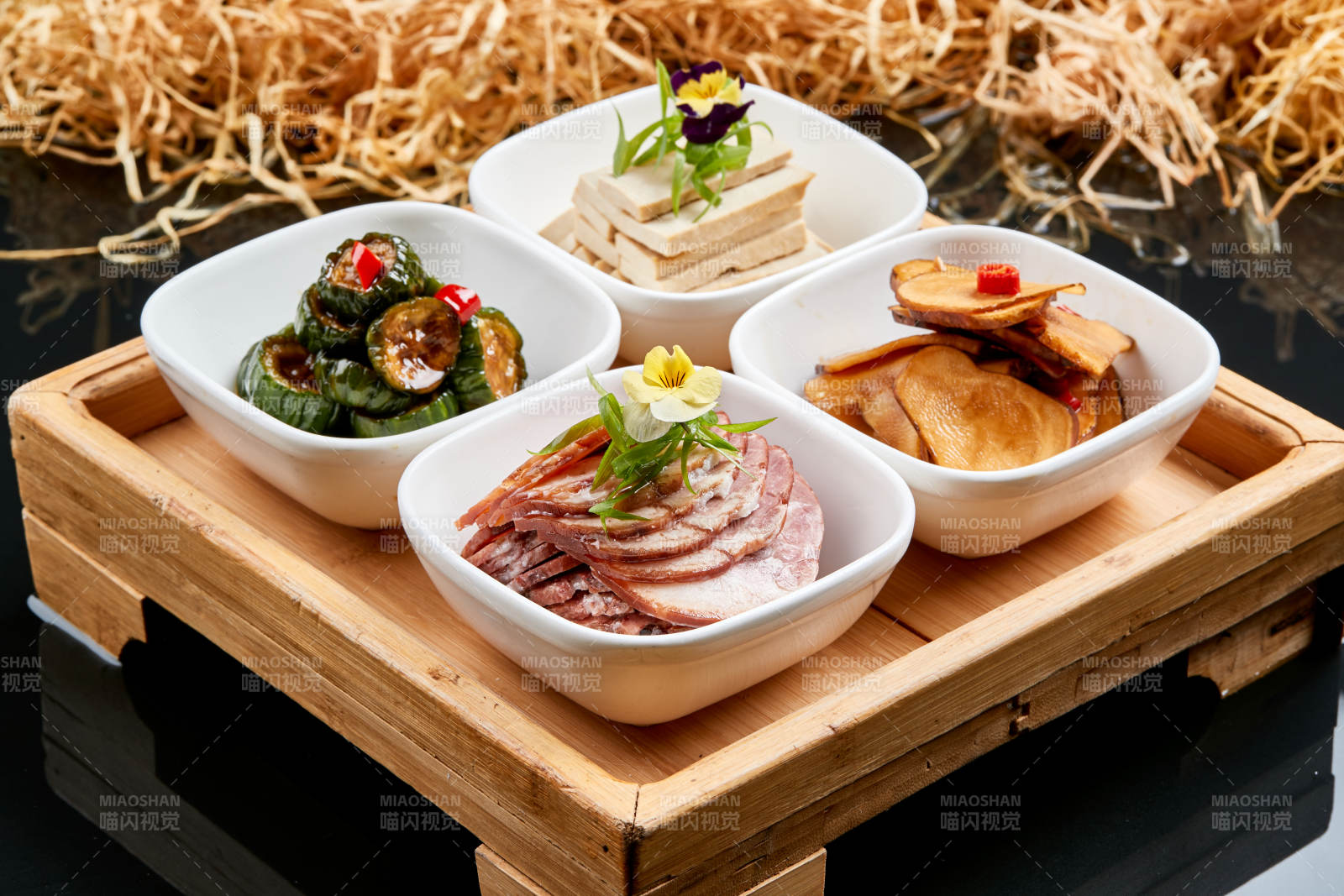 木质方桌摆放的农家四碗香图片