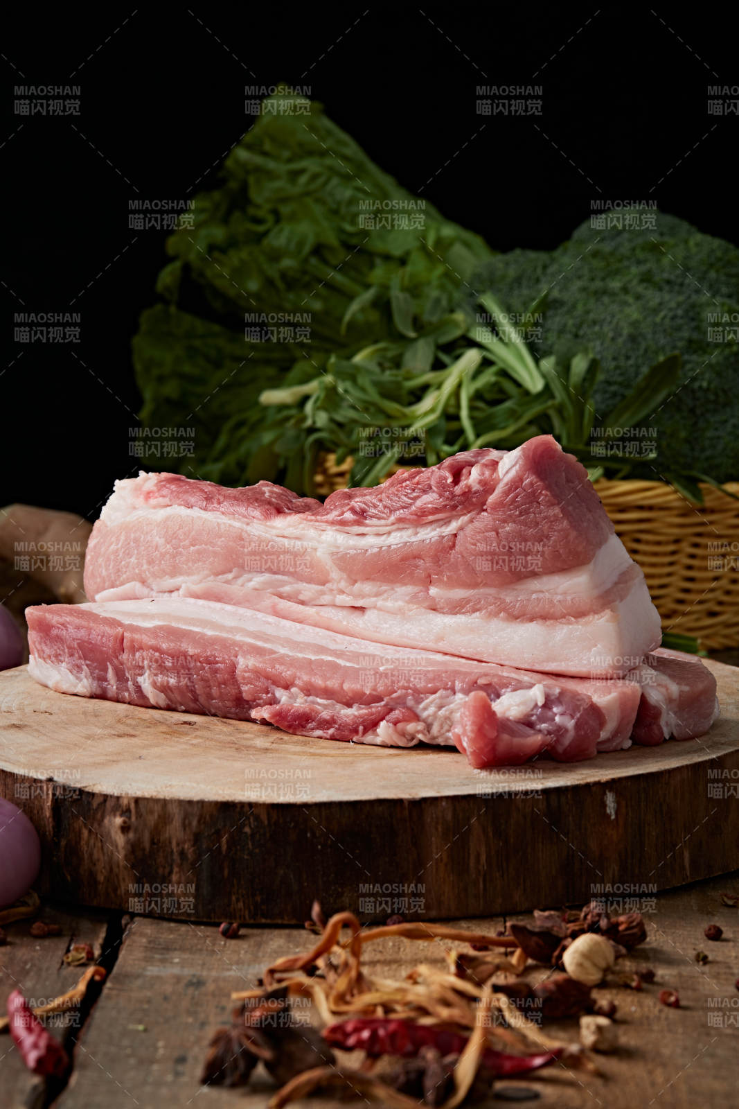 检疫合格的屠宰生鲜猪肉图片