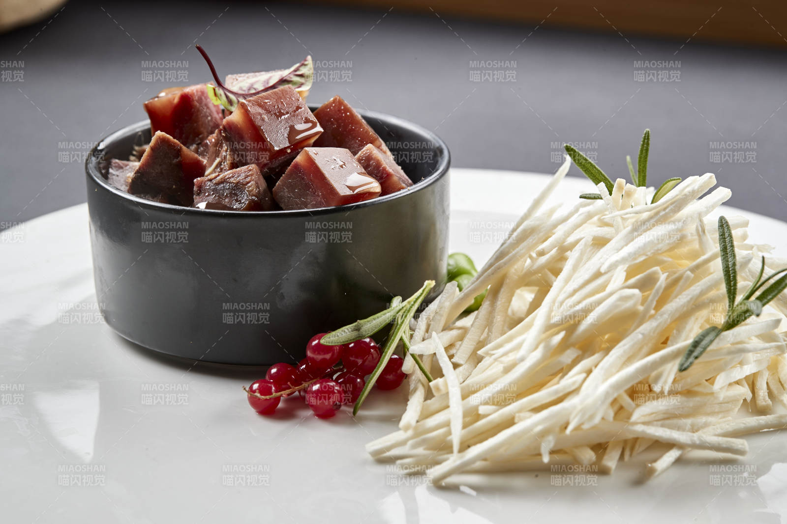 美味凉菜马牙山药丝配熏酱猪方肉图片