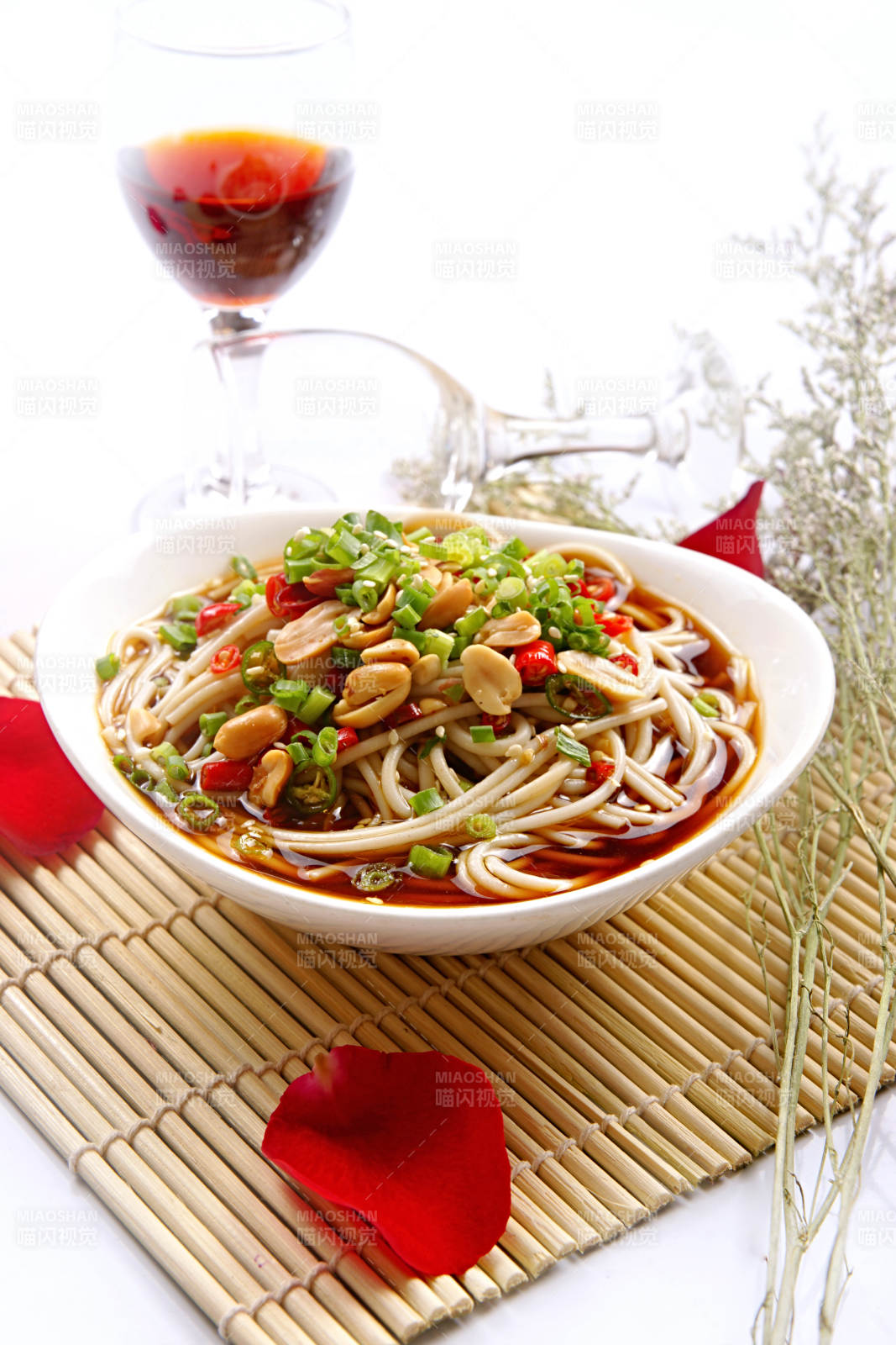 酸辣凉拌莜面饸烙图片