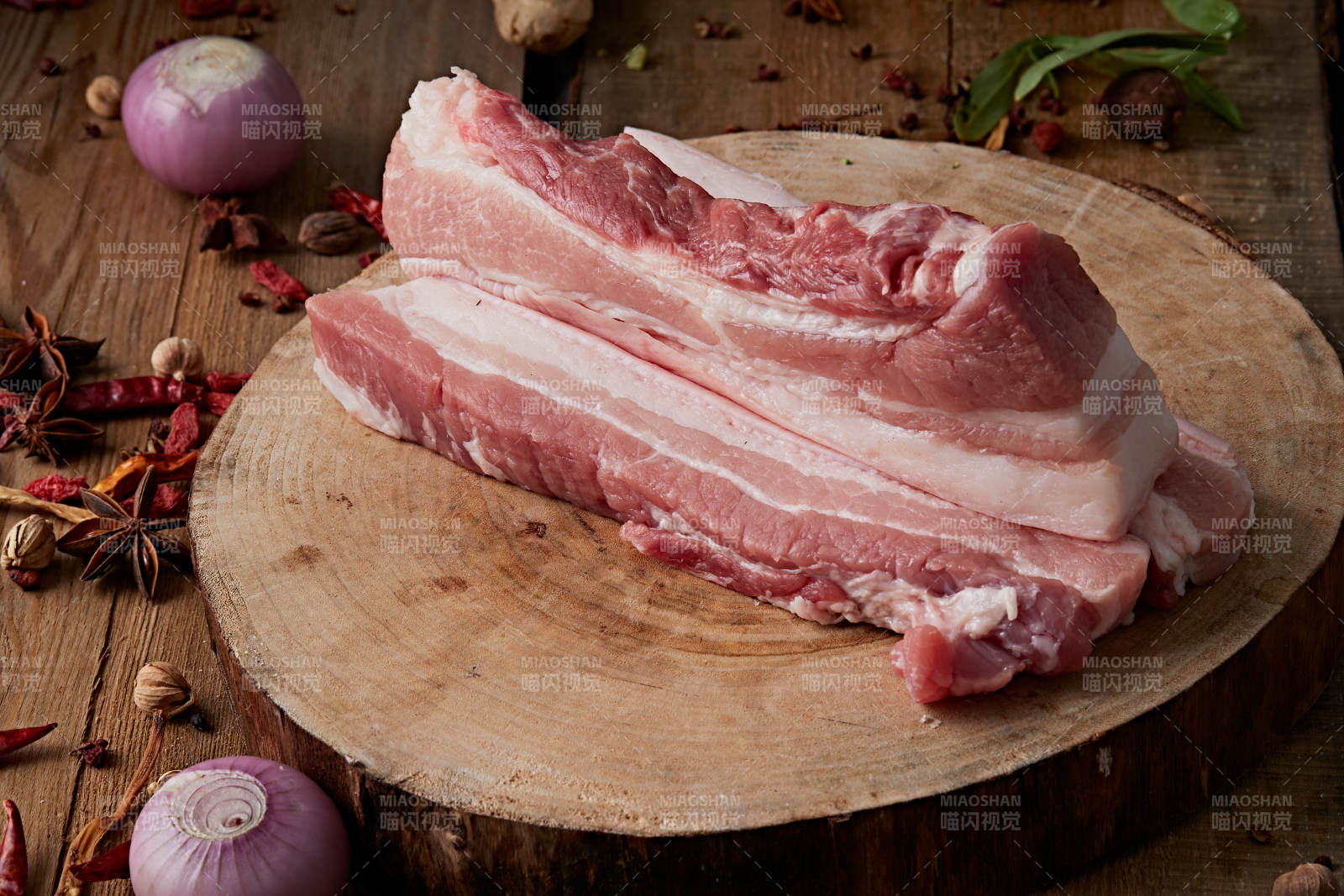 检疫合格的屠宰生鲜猪肉图片