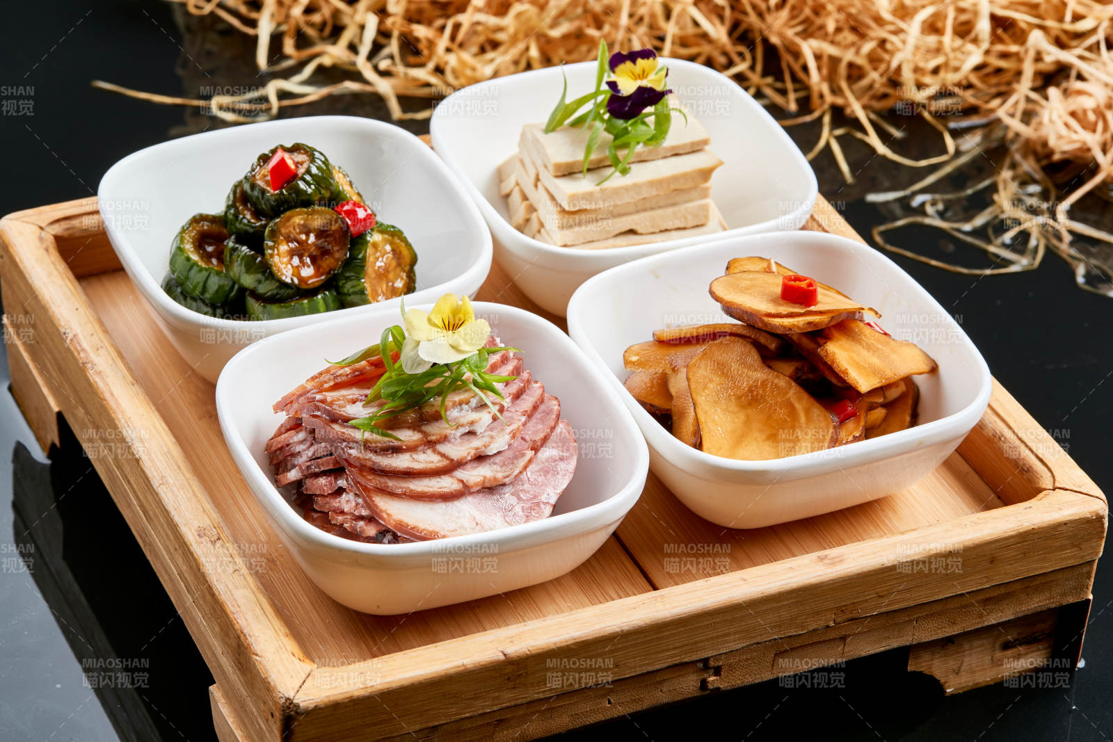 木质方桌摆放的农家四碗香图片