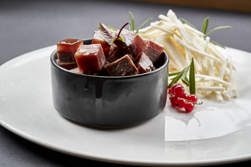 美味凉菜马牙山药丝配熏酱猪方肉图片