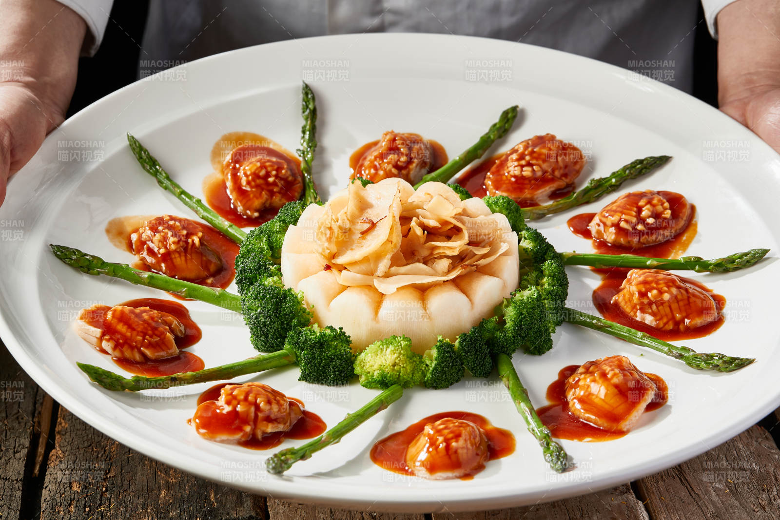 浇汁鲍鱼配芦笋大螺片图片