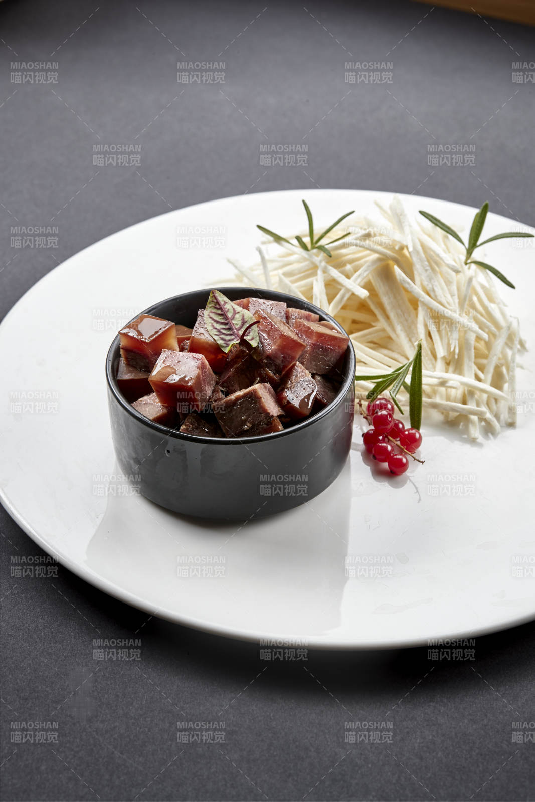 美味凉菜马牙山药丝配熏酱猪方肉图片