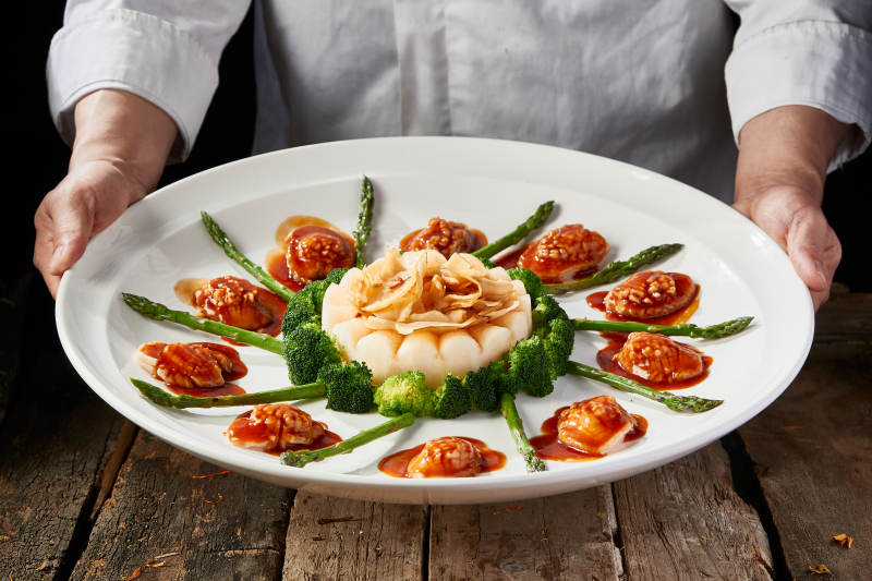 浇汁鲍鱼配芦笋大螺片图片