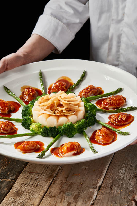 浇汁鲍鱼配芦笋大螺片图片