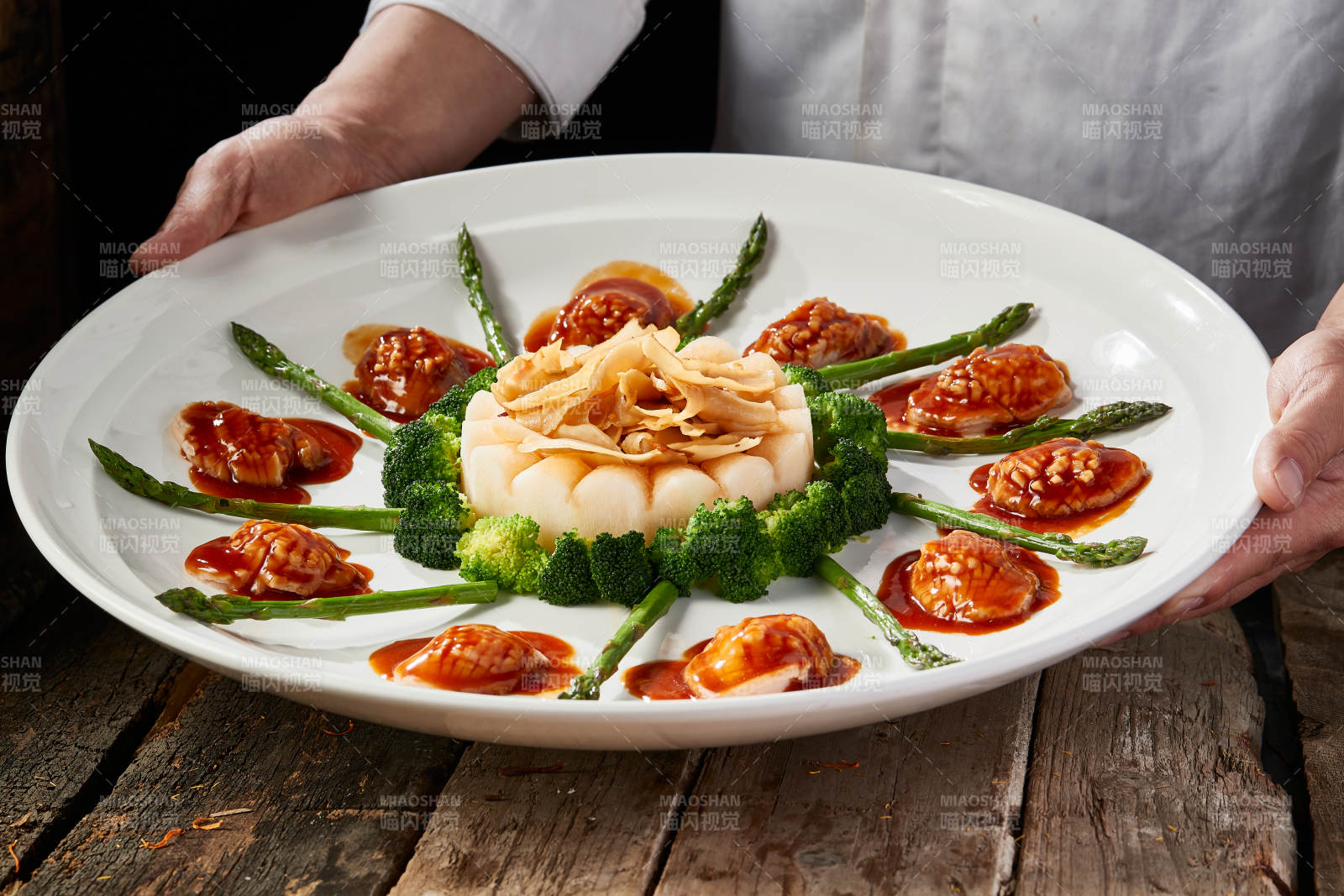 浇汁鲍鱼配芦笋大螺片图片