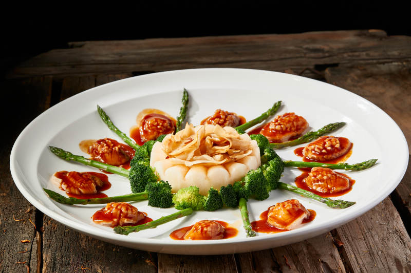 浇汁鲍鱼配芦笋大螺片图片