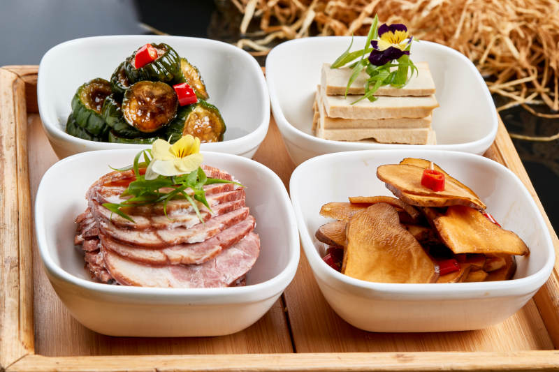 木质方桌摆放的农家四碗香图片