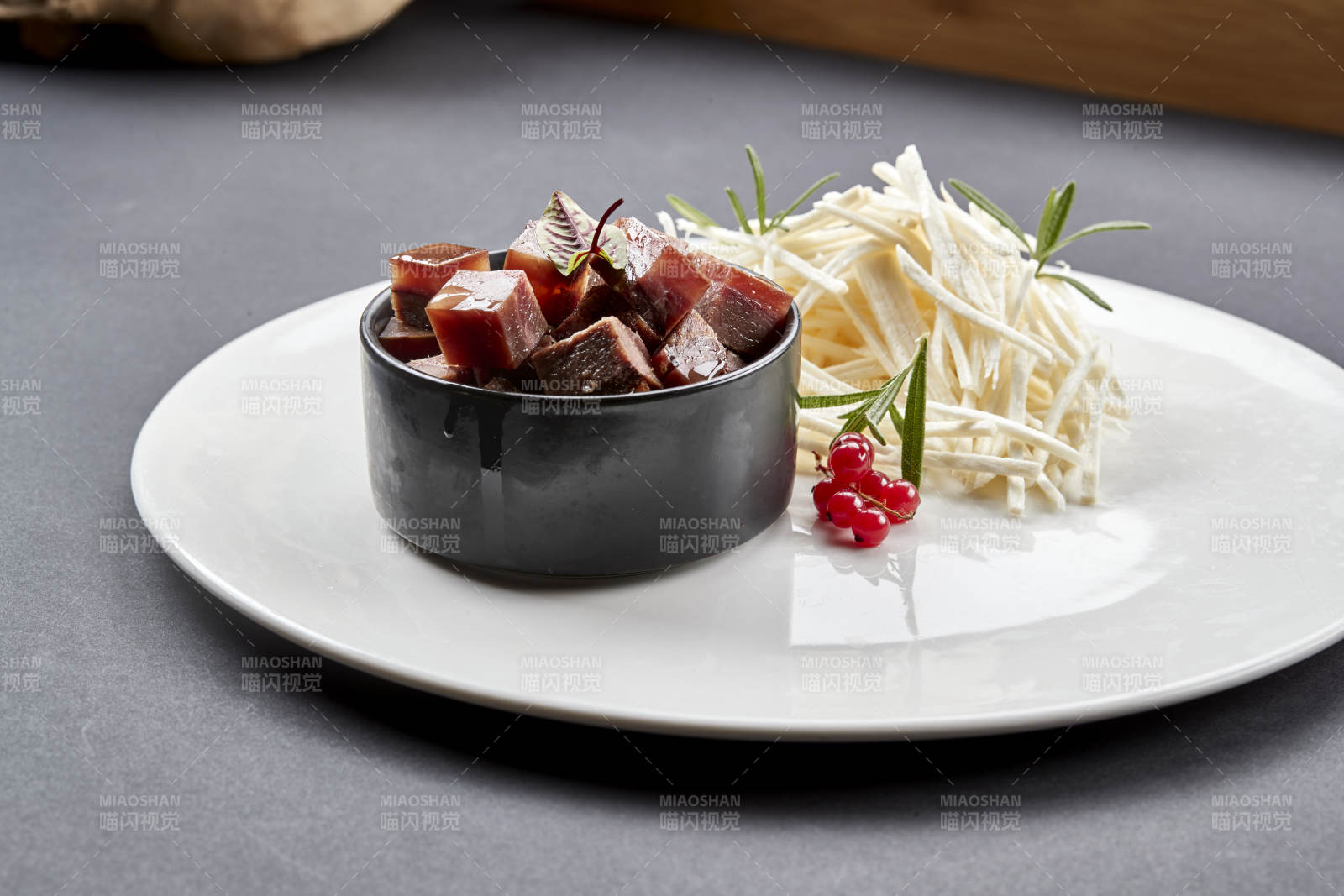 美味凉菜马牙山药丝配熏酱猪方肉图片