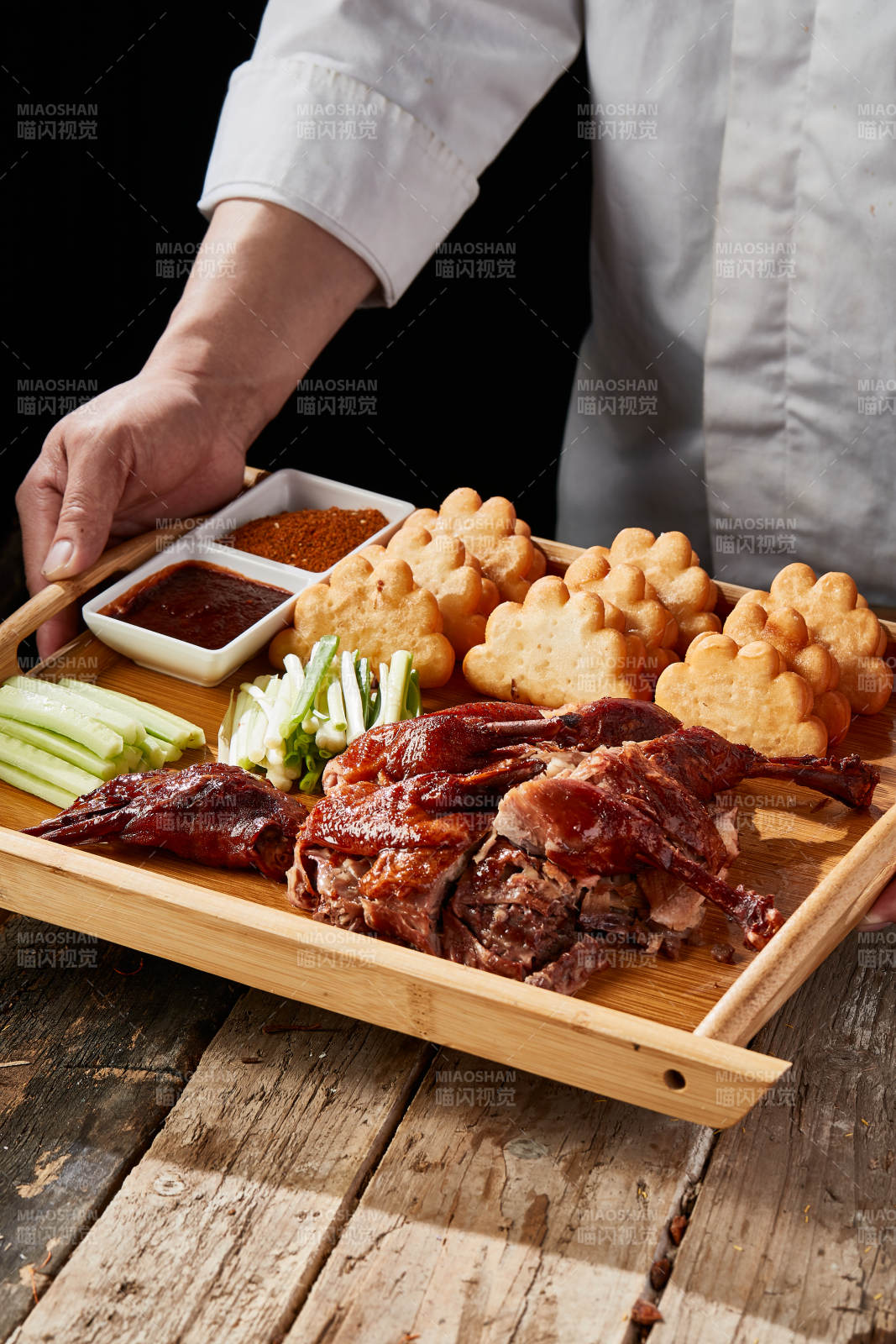 脆皮香酥鸭配油炸花馍图片