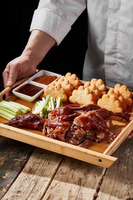 脆皮香酥鸭配油炸花馍图片