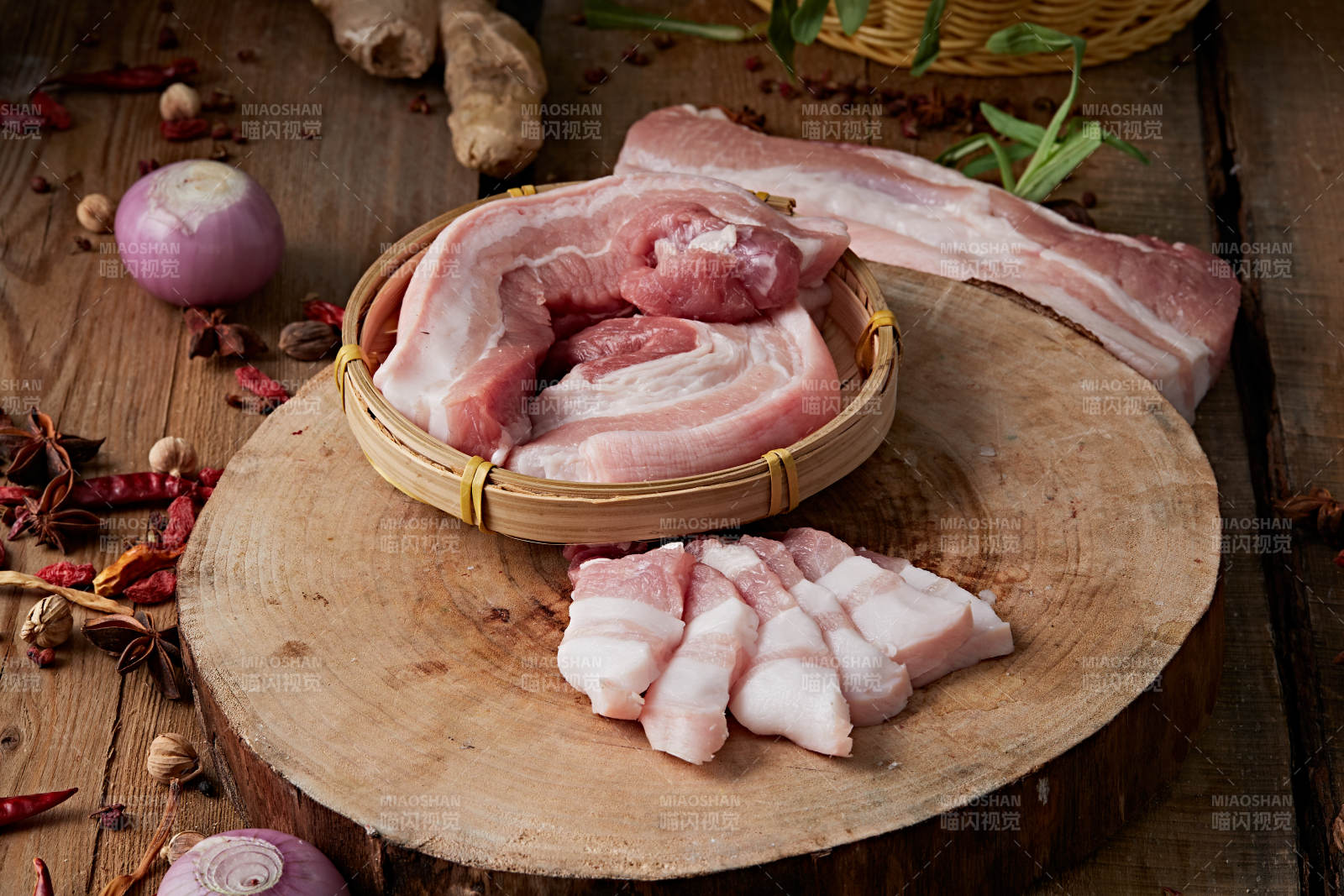 检疫合格的屠宰生鲜猪肉图片