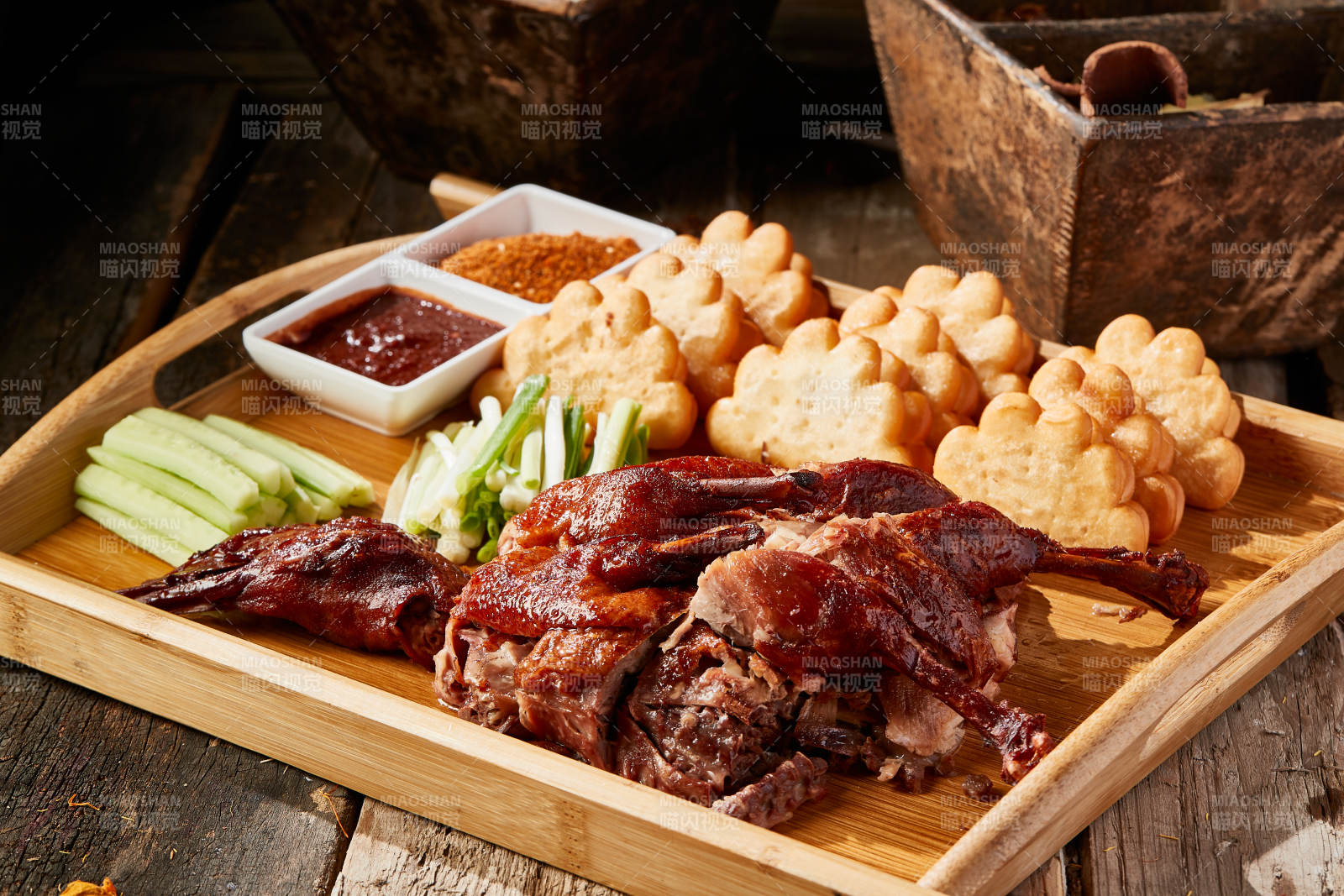 脆皮香酥鸭配油炸花馍图片