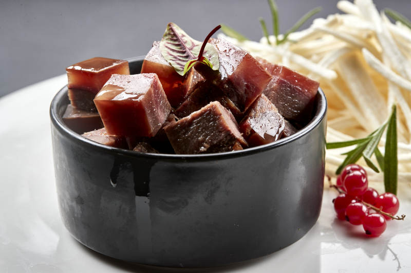 美味凉菜马牙山药丝配熏酱猪方肉图片