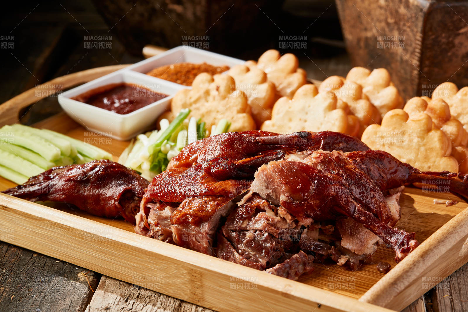 脆皮香酥鸭配油炸花馍图片