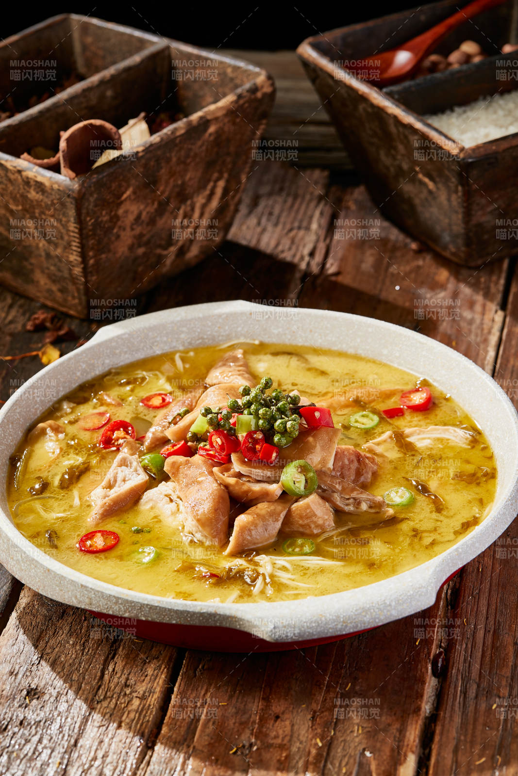 酸汤椒麻香辣肥肠图片