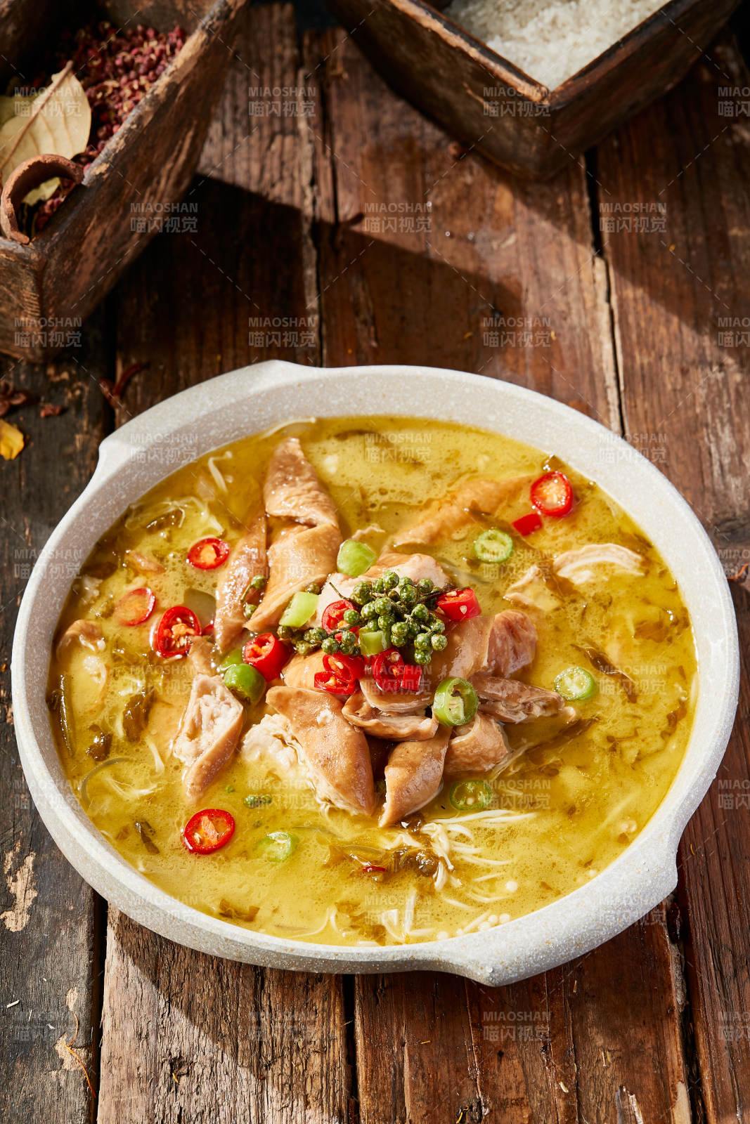 酸汤椒麻香辣肥肠图片