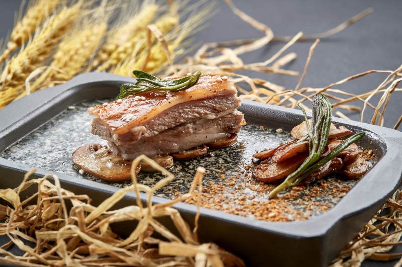 高档时尚蒙餐位菜铁板炭烤羊小排图片