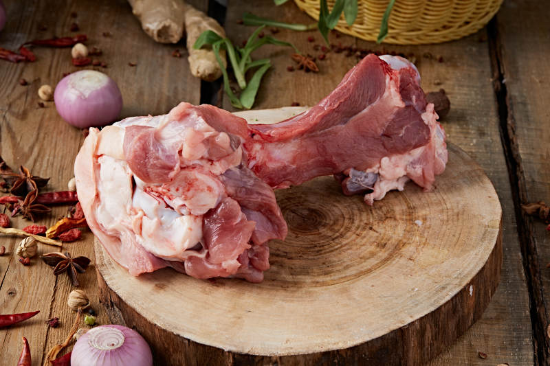 白色背景下的生鲜猪棒骨图片