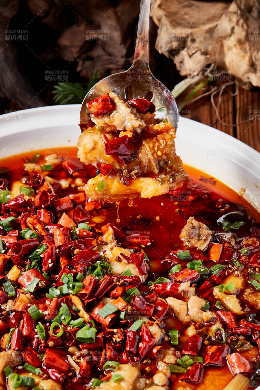 香辣水煮牛蛙草鱼片图片